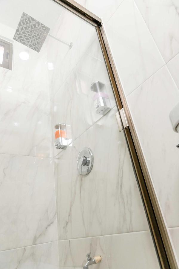 בקאלאר Hotel Naomi City Center מראה חיצוני תמונה
